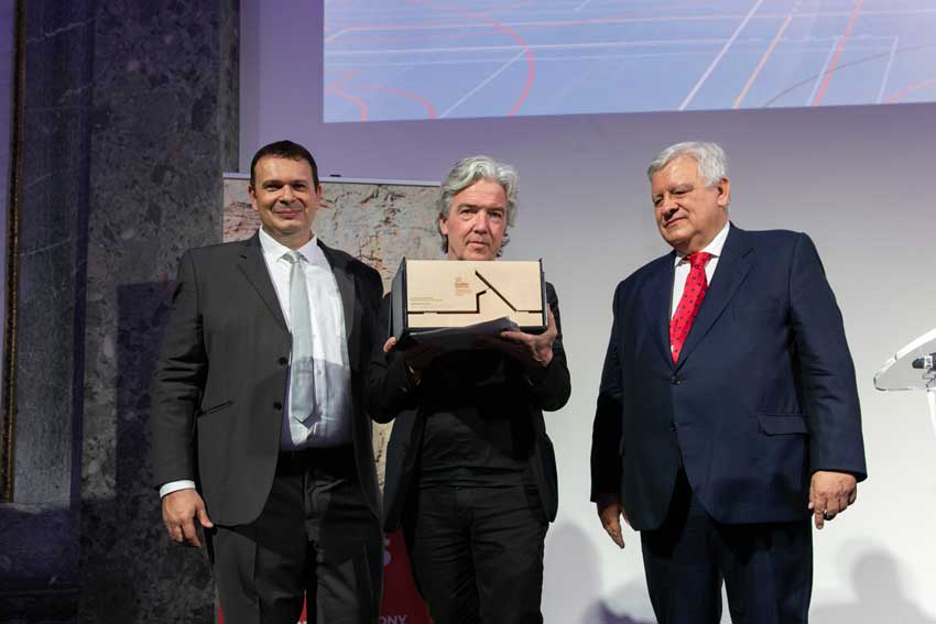 La premiazione - Da sinistra Fabrice Maud, presidente di BigMat International, Xaveer De Geyter e il presidente di giuria Jesús Aparicio