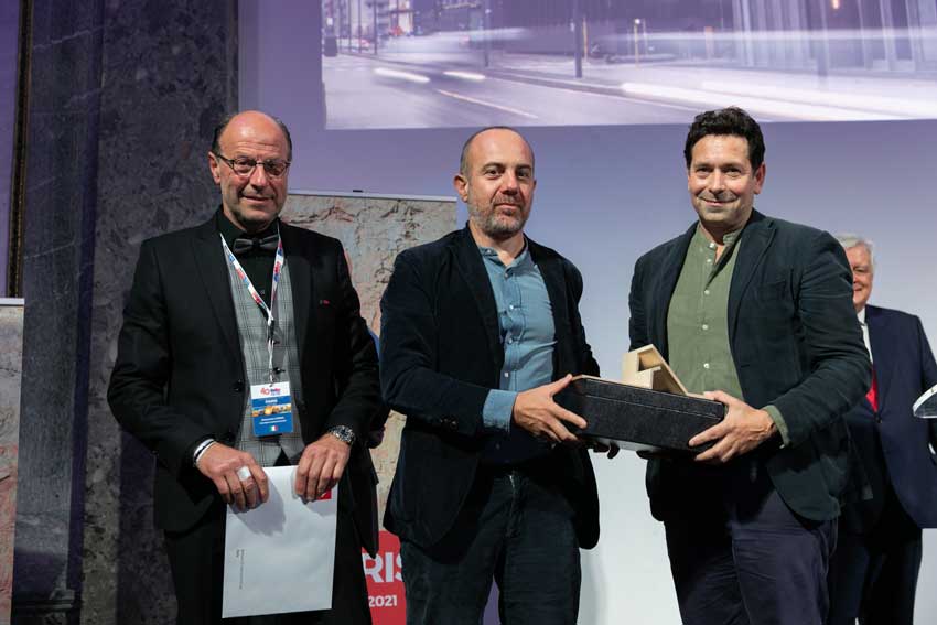 La premiazione - Da sinistra Alessandro Cerbai, presidente BigMat Italia con Angelo Lunati e Giancarlo Floridi di Onsitestudio